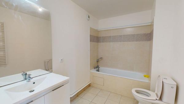 NEUILLY SUR MARNE - Appartement T2 au Dernier Étage avec Vue Dégagée