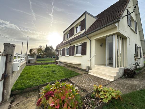 BEAUVAIS PROCHE.... Maison sur S/Sol, Cuisine, séjour double, 5 chambres. Garage et Jardin