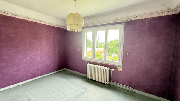 BEAUVAIS PROCHE.... Maison sur S/Sol, Cuisine, séjour double, 5 chambres. Garage et Jardin