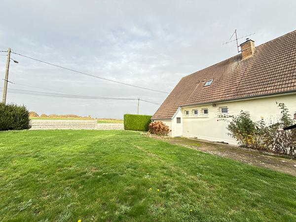 BEAUVAIS PROCHE.... Maison sur S/Sol, Cuisine, séjour double, 5 chambres. Garage et Jardin