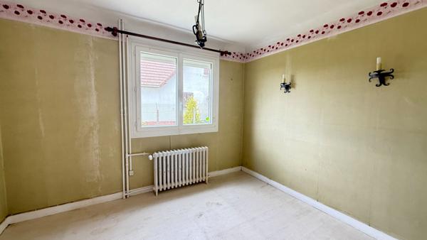 BEAUVAIS PROCHE.... Maison sur S/Sol, Cuisine, séjour double, 5 chambres. Garage et Jardin