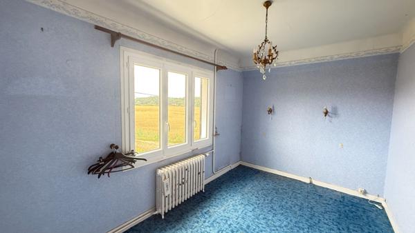 BEAUVAIS PROCHE.... Maison sur S/Sol, Cuisine, séjour double, 5 chambres. Garage et Jardin