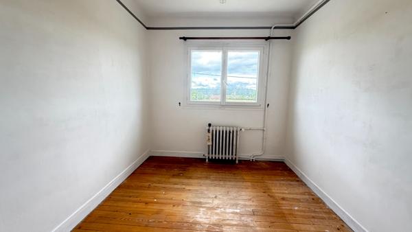 BEAUVAIS PROCHE.... Maison sur S/Sol, Cuisine, séjour double, 5 chambres. Garage et Jardin