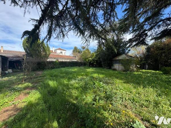 PROCHE CENTRE VILLE, MAISON AVEC JARDIN ET DEPENDANCES