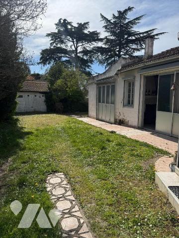 PROCHE CENTRE VILLE, MAISON AVEC JARDIN ET DEPENDANCES