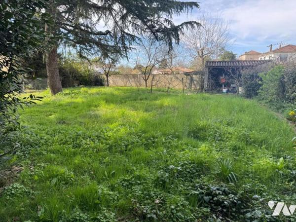 PROCHE CENTRE VILLE, MAISON AVEC JARDIN ET DEPENDANCES