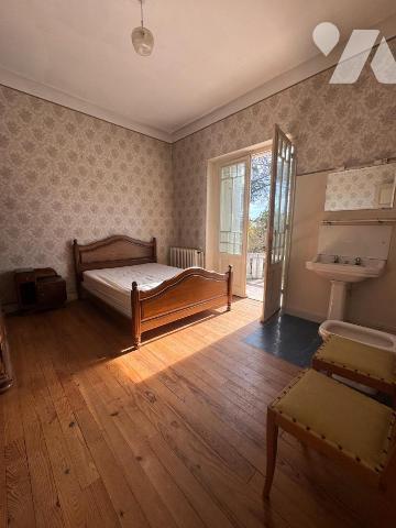 PROCHE CENTRE VILLE, MAISON AVEC JARDIN ET DEPENDANCES