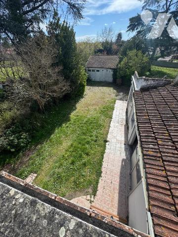 PROCHE CENTRE VILLE, MAISON AVEC JARDIN ET DEPENDANCES