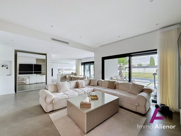 Maison contemporaine avec pisicne