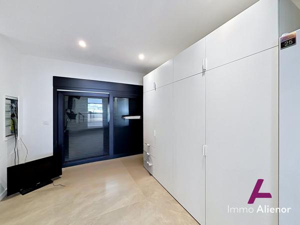 Maison contemporaine avec pisicne
