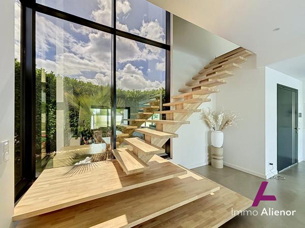 Maison contemporaine avec pisicne