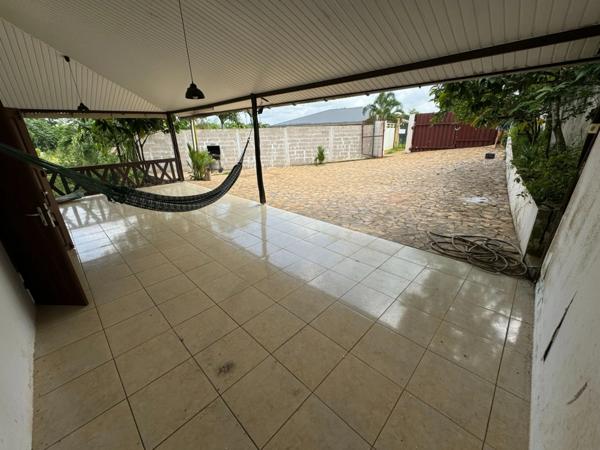 Ravissante petite maison à rénover dans le bourg de Roura