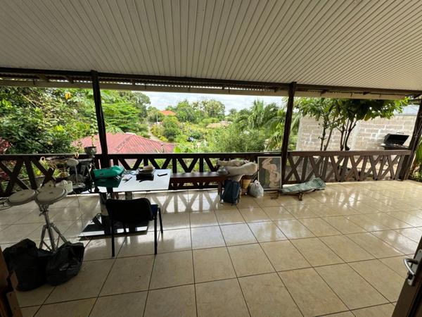 Ravissante petite maison à rénover dans le bourg de Roura