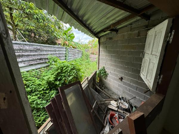 Ravissante petite maison à rénover dans le bourg de Roura