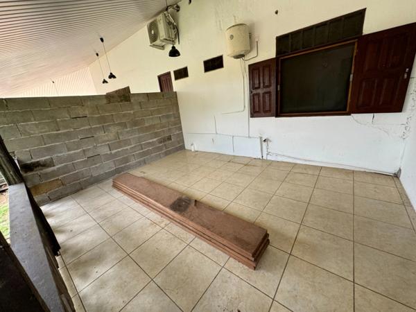 Ravissante petite maison à rénover dans le bourg de Roura