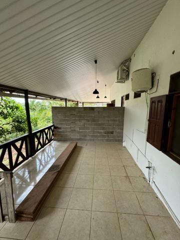 Ravissante petite maison à rénover dans le bourg de Roura