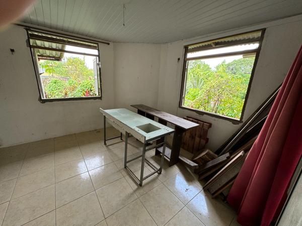 Ravissante petite maison à rénover dans le bourg de Roura