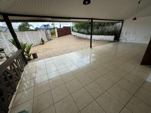 Ravissante petite maison à rénover dans le bourg de Roura