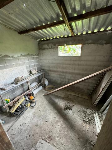 Ravissante petite maison à rénover dans le bourg de Roura