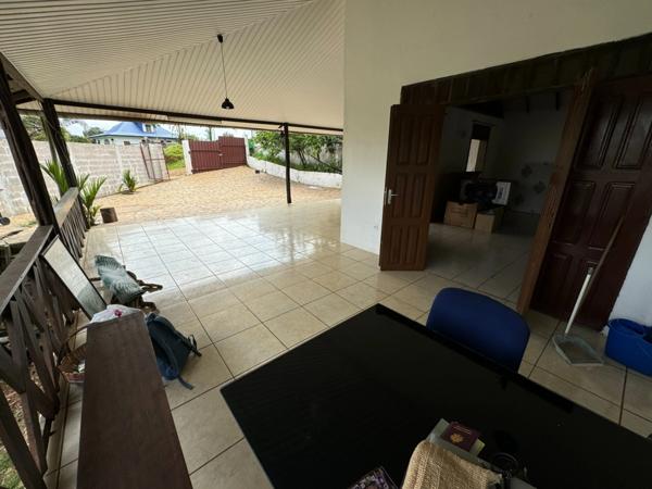 Ravissante petite maison à rénover dans le bourg de Roura