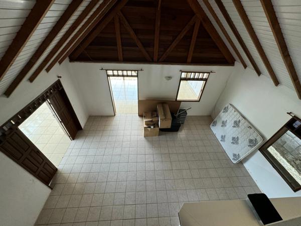 Ravissante petite maison à rénover dans le bourg de Roura