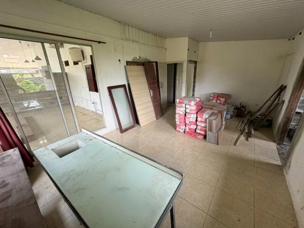 Ravissante petite maison à rénover dans le bourg de Roura