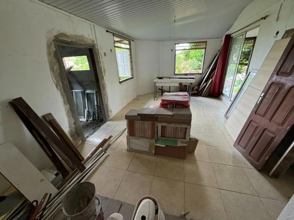 Ravissante petite maison à rénover dans le bourg de Roura