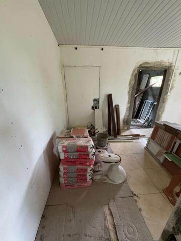 Ravissante petite maison à rénover dans le bourg de Roura