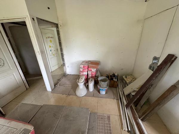 Ravissante petite maison à rénover dans le bourg de Roura