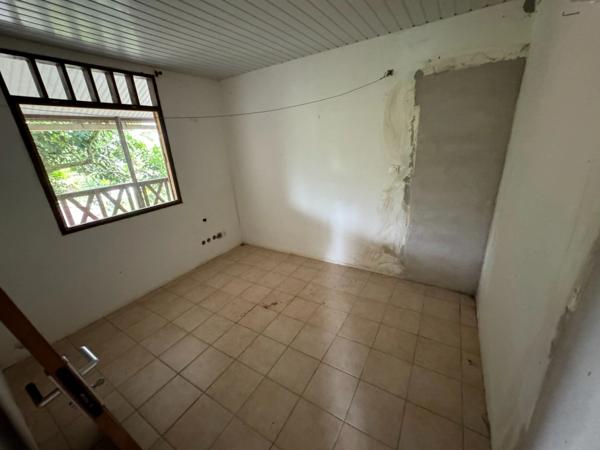 Ravissante petite maison à rénover dans le bourg de Roura