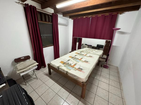 Ravissante petite maison à rénover dans le bourg de Roura