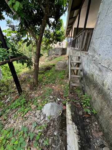Ravissante petite maison à rénover dans le bourg de Roura