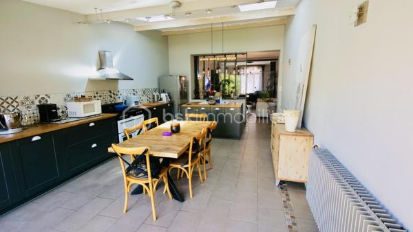 Charmante maison familiale au cœur de Lens – 3 chambres – Aucun travaux à prévoir

Une maison clé en main, idéale pour une famille !
Située au cœur de Lens, à proximité immédiate des écoles, commerces, transports et de toutes les commodités, cette charmante maison vous séduira par ses beaux volumes, sa luminosité et son excellent état général.
Dès l'entrée, découvrez une agréable pièce de vie spacieuse et baignée de lumière, parfaite pour partager des moments en famille. La cuisine entièrement équipée, avec électroménager intégré, allie fonctionnalité et modernité.
À l'étage, vous profiterez de 3 belles chambres lumineuses, offrant tout le confort nécessaire à une vie de famille.
À l'extérieur, un jardin agréable vous permettra de profiter pleinement des beaux jours dans un cadre calme et convivial.

Les atouts du bien :

- Maison de ville lumineuse
- 3 chambres
- Grande pièce de vie
- Cuisine équipée avec électroménager intégré
- Aucun travaux à prévoir
- Jardin agréable
- Possibilité de louer un garage à proximité
- Proche des écoles, commerces et transports
- Quartier recherché

Une maison où il ne reste plus qu'à poser vos valises !
Parfaite pour une famille à la recherche d'un cadre de vie confortable et pratique, cette maison offre un excellent compromis entre espace, fonctionnalité et emplacement.
Contactez-nous dès aujourd'hui pour organiser une visite et découvrir tout son potentiel !