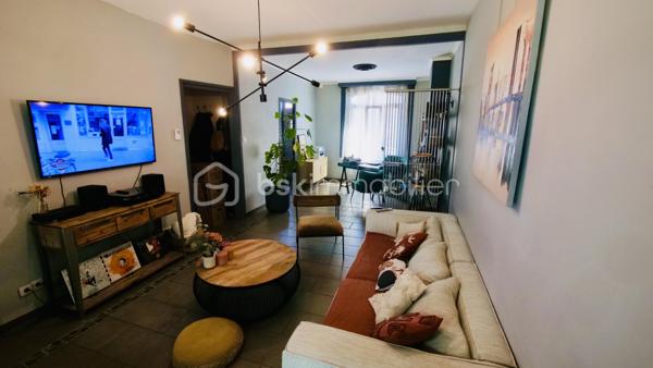 Charmante maison familiale au cœur de Lens – 3 chambres – Aucun travaux à prévoir

Une maison clé en main, idéale pour une famille !
Située au cœur de Lens, à proximité immédiate des écoles, commerces, transports et de toutes les commodités, cette charmante maison vous séduira par ses beaux volumes, sa luminosité et son excellent état général.
Dès l'entrée, découvrez une agréable pièce de vie spacieuse et baignée de lumière, parfaite pour partager des moments en famille. La cuisine entièrement équipée, avec électroménager intégré, allie fonctionnalité et modernité.
À l'étage, vous profiterez de 3 belles chambres lumineuses, offrant tout le confort nécessaire à une vie de famille.
À l'extérieur, un jardin agréable vous permettra de profiter pleinement des beaux jours dans un cadre calme et convivial.

Les atouts du bien :

- Maison de ville lumineuse
- 3 chambres
- Grande pièce de vie
- Cuisine équipée avec électroménager intégré
- Aucun travaux à prévoir
- Jardin agréable
- Possibilité de louer un garage à proximité
- Proche des écoles, commerces et transports
- Quartier recherché

Une maison où il ne reste plus qu'à poser vos valises !
Parfaite pour une famille à la recherche d'un cadre de vie confortable et pratique, cette maison offre un excellent compromis entre espace, fonctionnalité et emplacement.
Contactez-nous dès aujourd'hui pour organiser une visite et découvrir tout son potentiel !