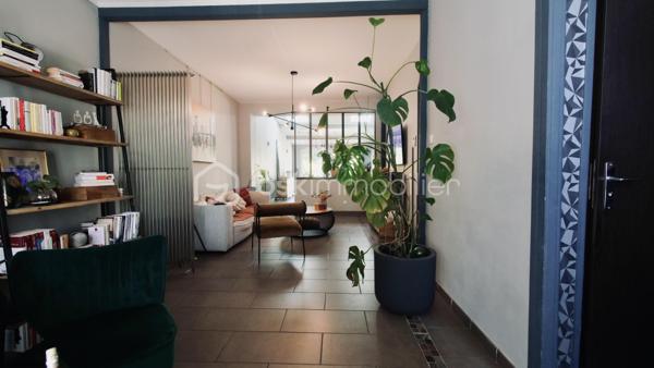 Charmante maison familiale au cœur de Lens – 3 chambres – Aucun travaux à prévoir

Une maison clé en main, idéale pour une famille !
Située au cœur de Lens, à proximité immédiate des écoles, commerces, transports et de toutes les commodités, cette charmante maison vous séduira par ses beaux volumes, sa luminosité et son excellent état général.
Dès l'entrée, découvrez une agréable pièce de vie spacieuse et baignée de lumière, parfaite pour partager des moments en famille. La cuisine entièrement équipée, avec électroménager intégré, allie fonctionnalité et modernité.
À l'étage, vous profiterez de 3 belles chambres lumineuses, offrant tout le confort nécessaire à une vie de famille.
À l'extérieur, un jardin agréable vous permettra de profiter pleinement des beaux jours dans un cadre calme et convivial.

Les atouts du bien :

- Maison de ville lumineuse
- 3 chambres
- Grande pièce de vie
- Cuisine équipée avec électroménager intégré
- Aucun travaux à prévoir
- Jardin agréable
- Possibilité de louer un garage à proximité
- Proche des écoles, commerces et transports
- Quartier recherché

Une maison où il ne reste plus qu'à poser vos valises !
Parfaite pour une famille à la recherche d'un cadre de vie confortable et pratique, cette maison offre un excellent compromis entre espace, fonctionnalité et emplacement.
Contactez-nous dès aujourd'hui pour organiser une visite et découvrir tout son potentiel !