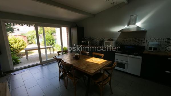 Charmante maison familiale au cœur de Lens – 3 chambres – Aucun travaux à prévoir

Une maison clé en main, idéale pour une famille !
Située au cœur de Lens, à proximité immédiate des écoles, commerces, transports et de toutes les commodités, cette charmante maison vous séduira par ses beaux volumes, sa luminosité et son excellent état général.
Dès l'entrée, découvrez une agréable pièce de vie spacieuse et baignée de lumière, parfaite pour partager des moments en famille. La cuisine entièrement équipée, avec électroménager intégré, allie fonctionnalité et modernité.
À l'étage, vous profiterez de 3 belles chambres lumineuses, offrant tout le confort nécessaire à une vie de famille.
À l'extérieur, un jardin agréable vous permettra de profiter pleinement des beaux jours dans un cadre calme et convivial.

Les atouts du bien :

- Maison de ville lumineuse
- 3 chambres
- Grande pièce de vie
- Cuisine équipée avec électroménager intégré
- Aucun travaux à prévoir
- Jardin agréable
- Possibilité de louer un garage à proximité
- Proche des écoles, commerces et transports
- Quartier recherché

Une maison où il ne reste plus qu'à poser vos valises !
Parfaite pour une famille à la recherche d'un cadre de vie confortable et pratique, cette maison offre un excellent compromis entre espace, fonctionnalité et emplacement.
Contactez-nous dès aujourd'hui pour organiser une visite et découvrir tout son potentiel !