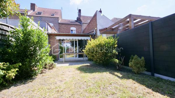 Charmante maison familiale au cœur de Lens – 3 chambres – Aucun travaux à prévoir

Une maison clé en main, idéale pour une famille !
Située au cœur de Lens, à proximité immédiate des écoles, commerces, transports et de toutes les commodités, cette charmante maison vous séduira par ses beaux volumes, sa luminosité et son excellent état général.
Dès l'entrée, découvrez une agréable pièce de vie spacieuse et baignée de lumière, parfaite pour partager des moments en famille. La cuisine entièrement équipée, avec électroménager intégré, allie fonctionnalité et modernité.
À l'étage, vous profiterez de 3 belles chambres lumineuses, offrant tout le confort nécessaire à une vie de famille.
À l'extérieur, un jardin agréable vous permettra de profiter pleinement des beaux jours dans un cadre calme et convivial.

Les atouts du bien :

- Maison de ville lumineuse
- 3 chambres
- Grande pièce de vie
- Cuisine équipée avec électroménager intégré
- Aucun travaux à prévoir
- Jardin agréable
- Possibilité de louer un garage à proximité
- Proche des écoles, commerces et transports
- Quartier recherché

Une maison où il ne reste plus qu'à poser vos valises !
Parfaite pour une famille à la recherche d'un cadre de vie confortable et pratique, cette maison offre un excellent compromis entre espace, fonctionnalité et emplacement.
Contactez-nous dès aujourd'hui pour organiser une visite et découvrir tout son potentiel !