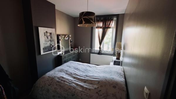 Charmante maison familiale au cœur de Lens – 3 chambres – Aucun travaux à prévoir

Une maison clé en main, idéale pour une famille !
Située au cœur de Lens, à proximité immédiate des écoles, commerces, transports et de toutes les commodités, cette charmante maison vous séduira par ses beaux volumes, sa luminosité et son excellent état général.
Dès l'entrée, découvrez une agréable pièce de vie spacieuse et baignée de lumière, parfaite pour partager des moments en famille. La cuisine entièrement équipée, avec électroménager intégré, allie fonctionnalité et modernité.
À l'étage, vous profiterez de 3 belles chambres lumineuses, offrant tout le confort nécessaire à une vie de famille.
À l'extérieur, un jardin agréable vous permettra de profiter pleinement des beaux jours dans un cadre calme et convivial.

Les atouts du bien :

- Maison de ville lumineuse
- 3 chambres
- Grande pièce de vie
- Cuisine équipée avec électroménager intégré
- Aucun travaux à prévoir
- Jardin agréable
- Possibilité de louer un garage à proximité
- Proche des écoles, commerces et transports
- Quartier recherché

Une maison où il ne reste plus qu'à poser vos valises !
Parfaite pour une famille à la recherche d'un cadre de vie confortable et pratique, cette maison offre un excellent compromis entre espace, fonctionnalité et emplacement.
Contactez-nous dès aujourd'hui pour organiser une visite et découvrir tout son potentiel !