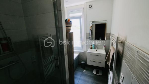 Charmante maison familiale au cœur de Lens – 3 chambres – Aucun travaux à prévoir

Une maison clé en main, idéale pour une famille !
Située au cœur de Lens, à proximité immédiate des écoles, commerces, transports et de toutes les commodités, cette charmante maison vous séduira par ses beaux volumes, sa luminosité et son excellent état général.
Dès l'entrée, découvrez une agréable pièce de vie spacieuse et baignée de lumière, parfaite pour partager des moments en famille. La cuisine entièrement équipée, avec électroménager intégré, allie fonctionnalité et modernité.
À l'étage, vous profiterez de 3 belles chambres lumineuses, offrant tout le confort nécessaire à une vie de famille.
À l'extérieur, un jardin agréable vous permettra de profiter pleinement des beaux jours dans un cadre calme et convivial.

Les atouts du bien :

- Maison de ville lumineuse
- 3 chambres
- Grande pièce de vie
- Cuisine équipée avec électroménager intégré
- Aucun travaux à prévoir
- Jardin agréable
- Possibilité de louer un garage à proximité
- Proche des écoles, commerces et transports
- Quartier recherché

Une maison où il ne reste plus qu'à poser vos valises !
Parfaite pour une famille à la recherche d'un cadre de vie confortable et pratique, cette maison offre un excellent compromis entre espace, fonctionnalité et emplacement.
Contactez-nous dès aujourd'hui pour organiser une visite et découvrir tout son potentiel !