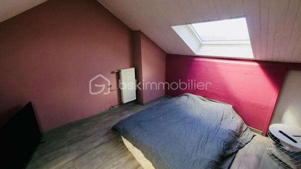 Charmante maison familiale au cœur de Lens – 3 chambres – Aucun travaux à prévoir

Une maison clé en main, idéale pour une famille !
Située au cœur de Lens, à proximité immédiate des écoles, commerces, transports et de toutes les commodités, cette charmante maison vous séduira par ses beaux volumes, sa luminosité et son excellent état général.
Dès l'entrée, découvrez une agréable pièce de vie spacieuse et baignée de lumière, parfaite pour partager des moments en famille. La cuisine entièrement équipée, avec électroménager intégré, allie fonctionnalité et modernité.
À l'étage, vous profiterez de 3 belles chambres lumineuses, offrant tout le confort nécessaire à une vie de famille.
À l'extérieur, un jardin agréable vous permettra de profiter pleinement des beaux jours dans un cadre calme et convivial.

Les atouts du bien :

- Maison de ville lumineuse
- 3 chambres
- Grande pièce de vie
- Cuisine équipée avec électroménager intégré
- Aucun travaux à prévoir
- Jardin agréable
- Possibilité de louer un garage à proximité
- Proche des écoles, commerces et transports
- Quartier recherché

Une maison où il ne reste plus qu'à poser vos valises !
Parfaite pour une famille à la recherche d'un cadre de vie confortable et pratique, cette maison offre un excellent compromis entre espace, fonctionnalité et emplacement.
Contactez-nous dès aujourd'hui pour organiser une visite et découvrir tout son potentiel !