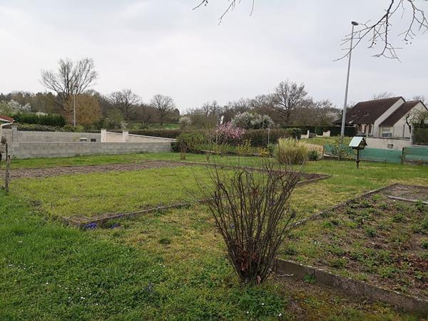 Terrain constructible de 650 m², plat et très bien situé à Domerat. Domerat