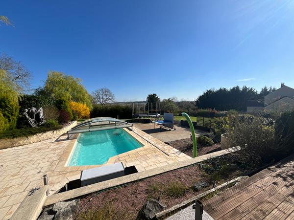 PROCHE CERGY PROPRIETE D'EXCEPTION de 180 M2 HABITABLES AVEC PISCINE ET DEPENDANCES