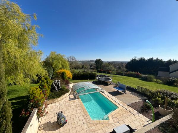 PROCHE CERGY PROPRIETE D'EXCEPTION de 180 M2 HABITABLES AVEC PISCINE ET DEPENDANCES