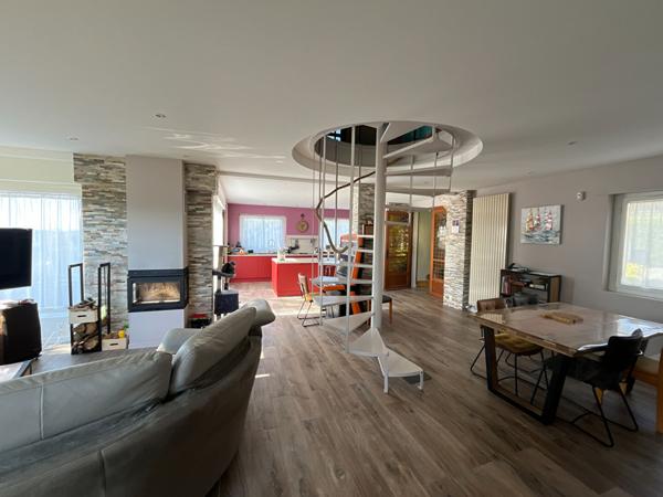 PROCHE CERGY PROPRIETE D'EXCEPTION de 180 M2 HABITABLES AVEC PISCINE ET DEPENDANCES