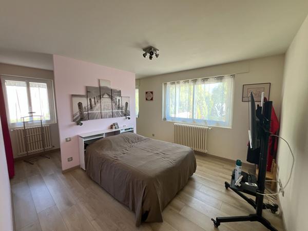 PROCHE CERGY PROPRIETE D'EXCEPTION de 180 M2 HABITABLES AVEC PISCINE ET DEPENDANCES