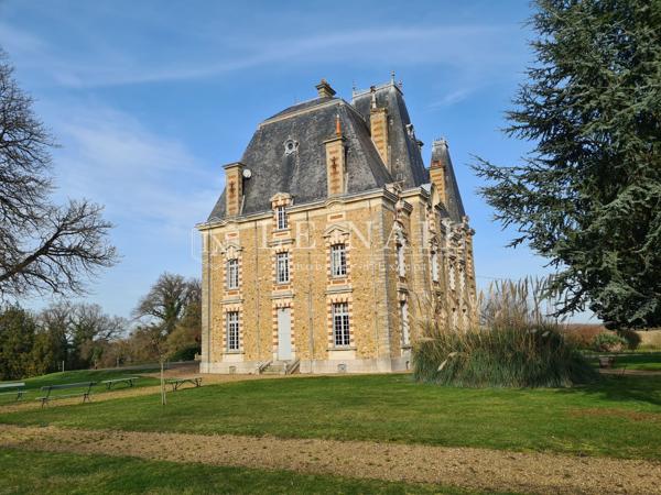 Beau château XIXe avec 19 hectares à vendre à quelques minutes du Mans