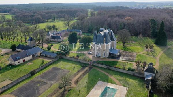 Beau château XIXe avec 19 hectares à vendre à quelques minutes du Mans