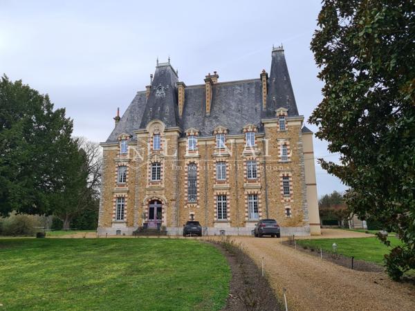 Beau château XIXe avec 19 hectares à vendre à quelques minutes du Mans