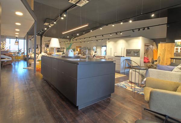 Boé Zone Commercial - Local commercial de 325m² lumineux et traversant avec terrasse de 132 m² et places de parking.