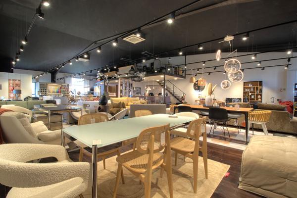 Boé Zone Commercial - Local commercial de 325m² lumineux et traversant avec terrasse de 132 m² et places de parking.